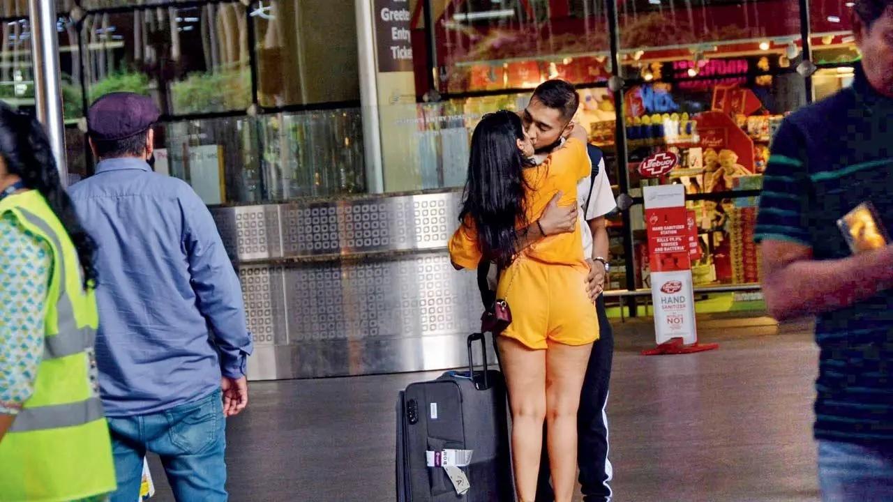 A warm welcome home: A couple throws caution to the wind at Chhatrapati Shivaji Maharaj International airport on Saturday. Pic/Sayyed Sameer Abedi